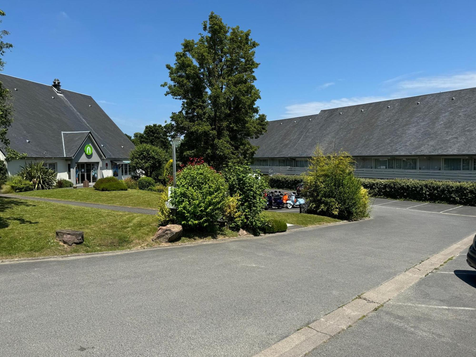 Campanile Bayeux Hotel Exterior photo